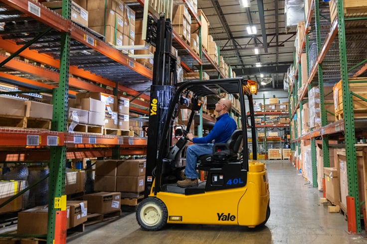 Electric forklift | 3 Wheel warehouse lift truck  | Yale ERP040VTL