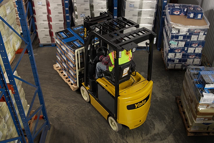 Indoor 4 Wheel cushion tire warehouse forklift | Yale ERC030-040VA