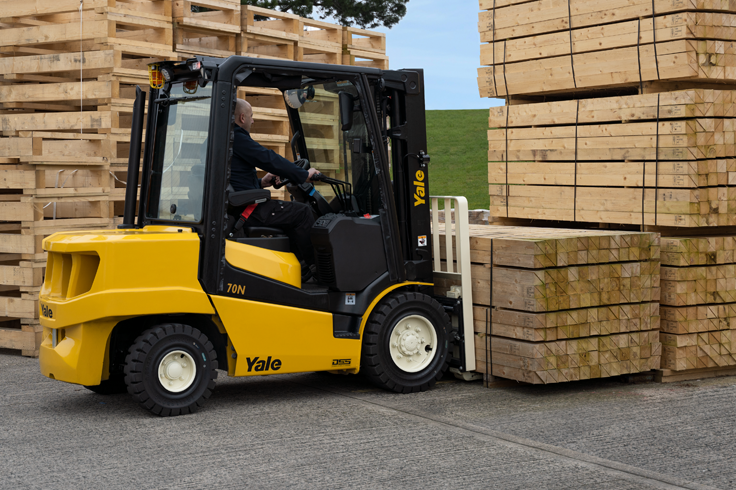 Essential IC pneumatic tire forklift  | Yale GP04-70N application 3