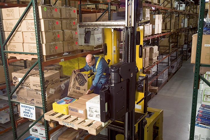 Maximum productivity with the very narrow aisle lift truck by Yale